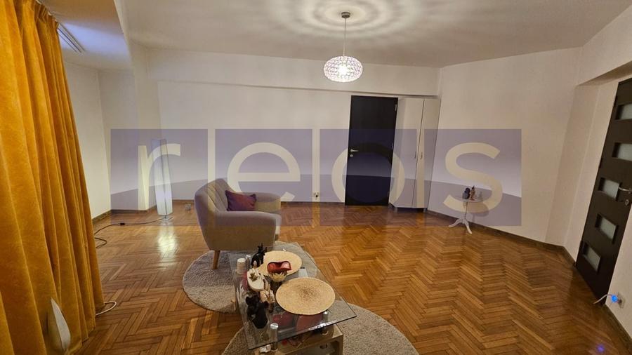 Apartament cu 3 camere semidecomandat în P-ța Victoriei