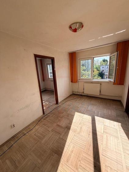 Apartament cu 3 camere semidecomandat în Micro 40