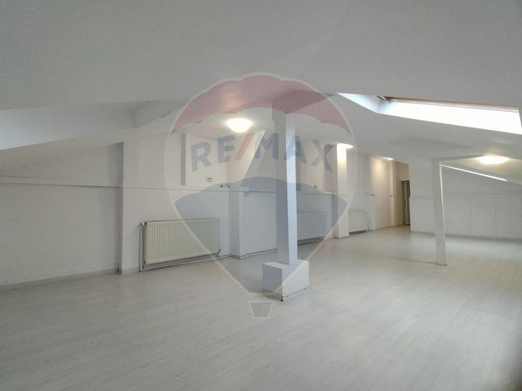 Casă individuală cu 7 camere cu Teren 212 Mp în Eminescu