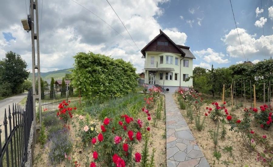 Casă cu 3 camere cu Canalizare în Est