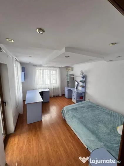 Casă cu 12 camere cu Teren 321 Mp în George Enescu