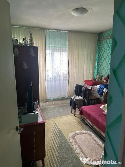 Apartament cu 4 camere decomandat în Peco