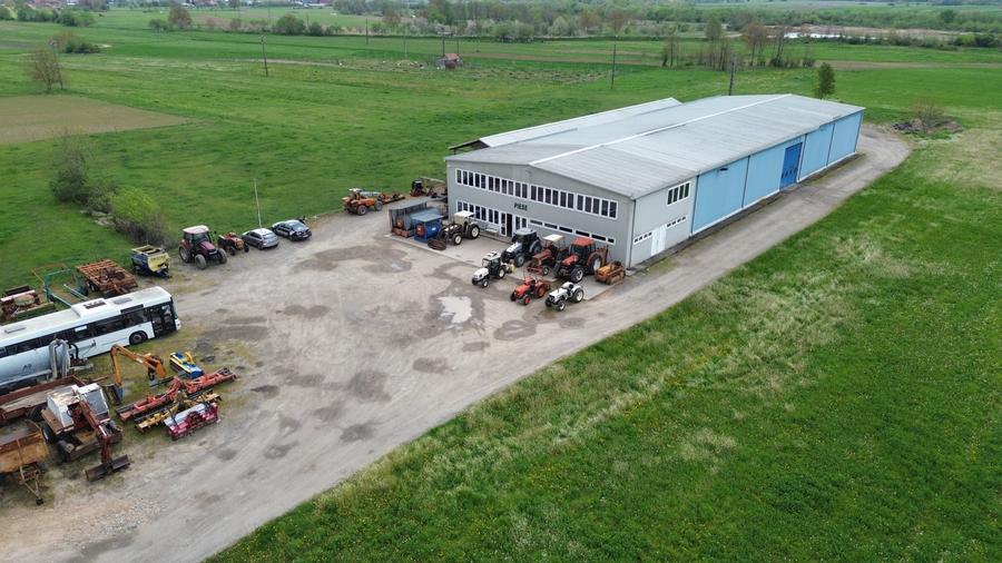 Spațiu industrial, de 1,800 mp, în Groși