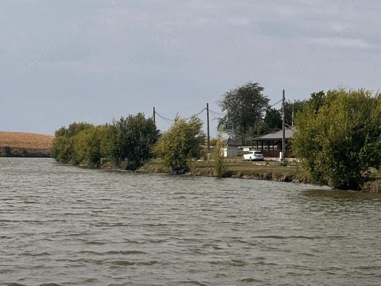 Casă cu Teren 2194 Mp în Radu Vodă