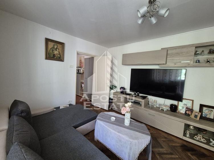 Apartament cu 3 camere semidecomandat, mobilat în Circumvalațiunii