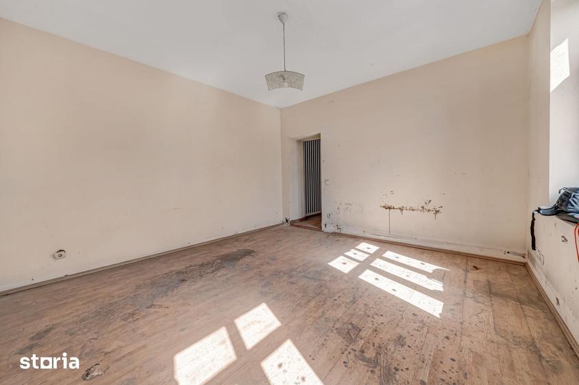 Casă cu 7 camere cu Teren 135 Mp în Vitan