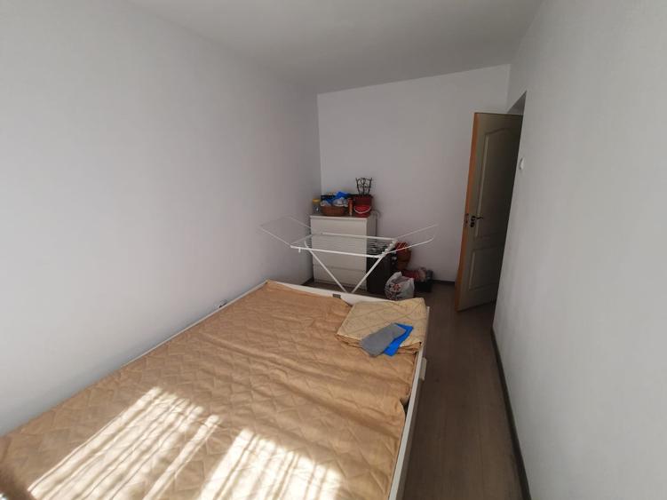 Apartament cu 3 camere semidecomandat, mobilat în Podu Roș