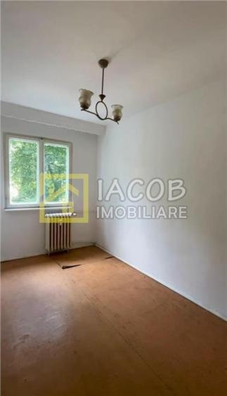 Apartament cu 3 camere semidecomandat în Milcov