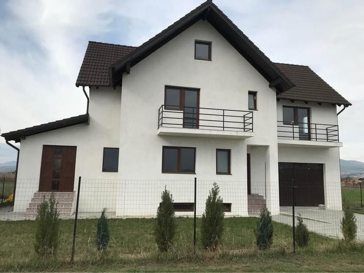 Casă individuală cu 4 camere cu Canalizare în Partoș