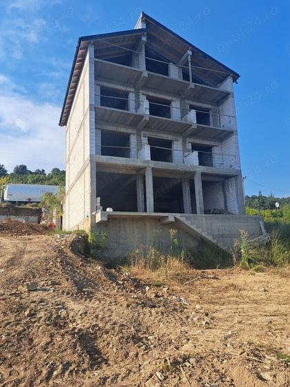 Casă cu 6 camere cu Teren 250 Mp în Eșelnița