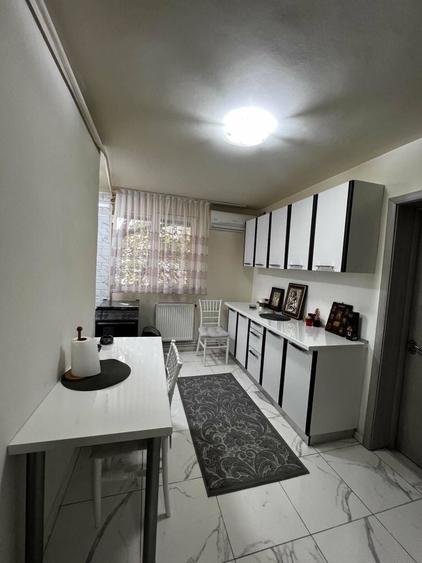 Apartament cu 3 camere decomandat în Vitan