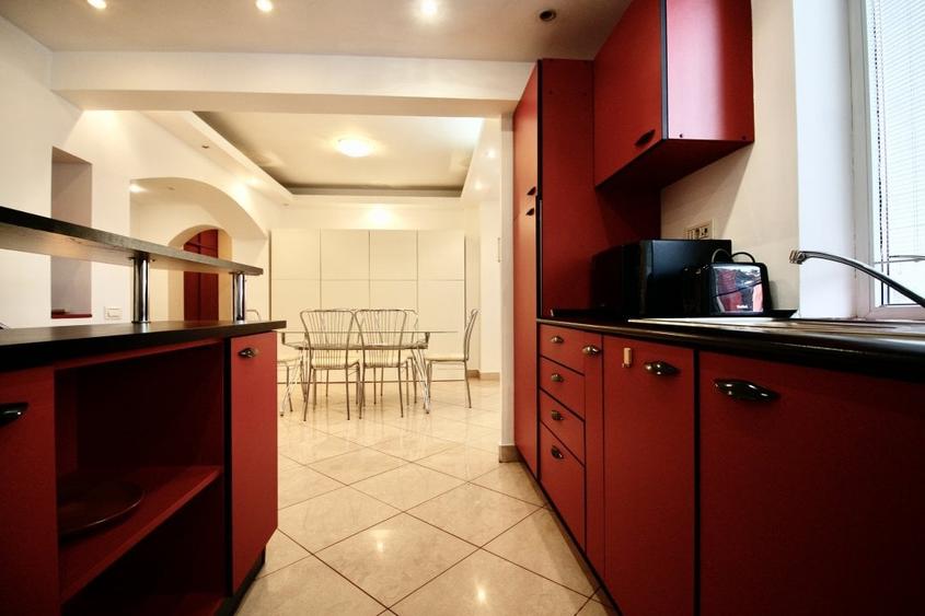 Apartament cu 4 camere semidecomandat în Universitate