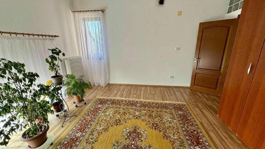 Casă individuală cu 6 camere cu Teren 600 Mp în Central