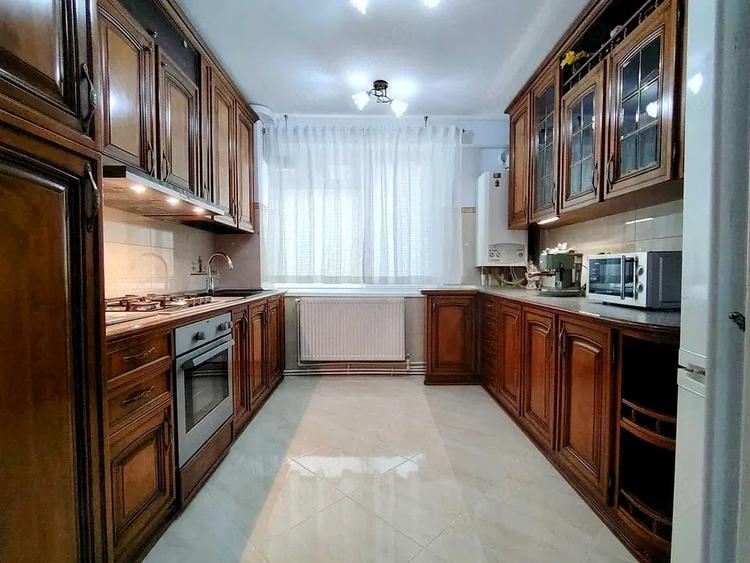 Apartament cu 3 camere decomandat în Hipodrom