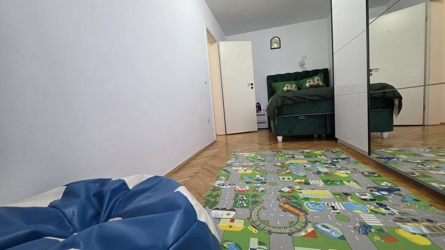 Apartament cu 3 camere decomandat, mobilat în Vasile Aaron