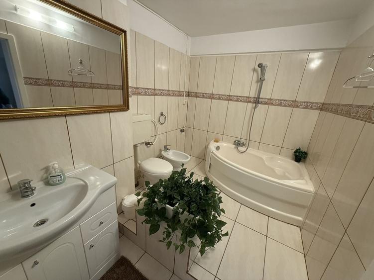 Apartament cu 3 camere decomandat, mobilat în Faleza Nord