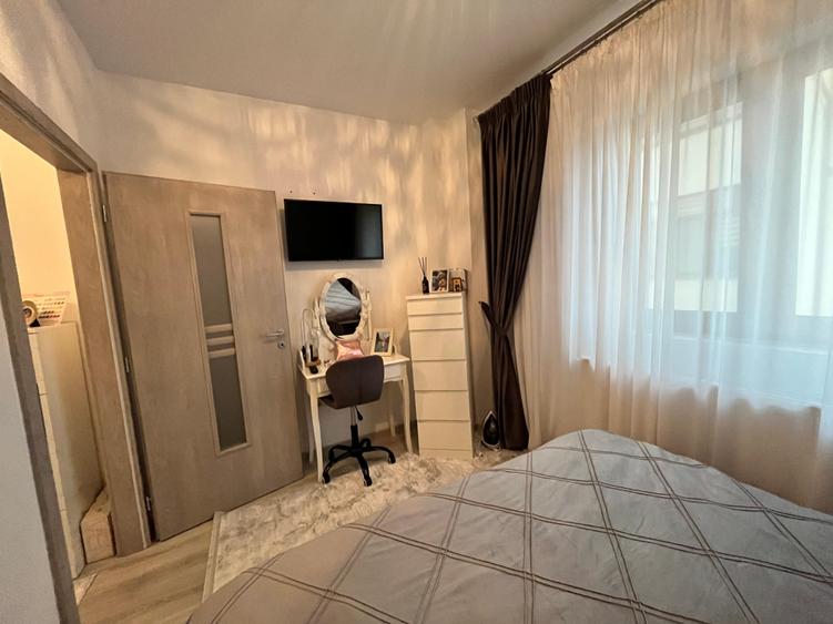 Apartament cu 3 camere semidecomandat în Valea Adâncă
