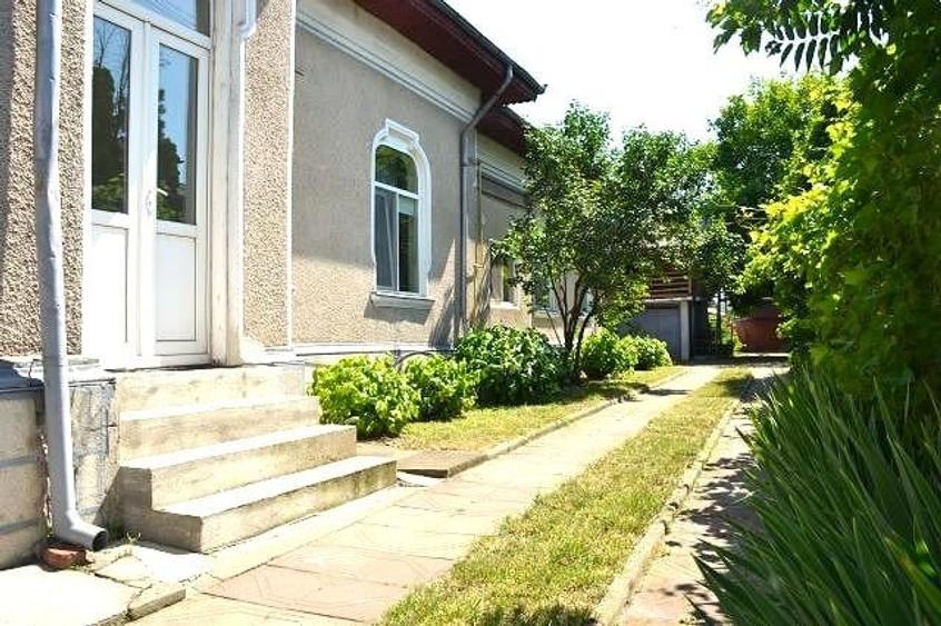 Casă individuală cu 6 camere cu Teren 800 Mp în Central