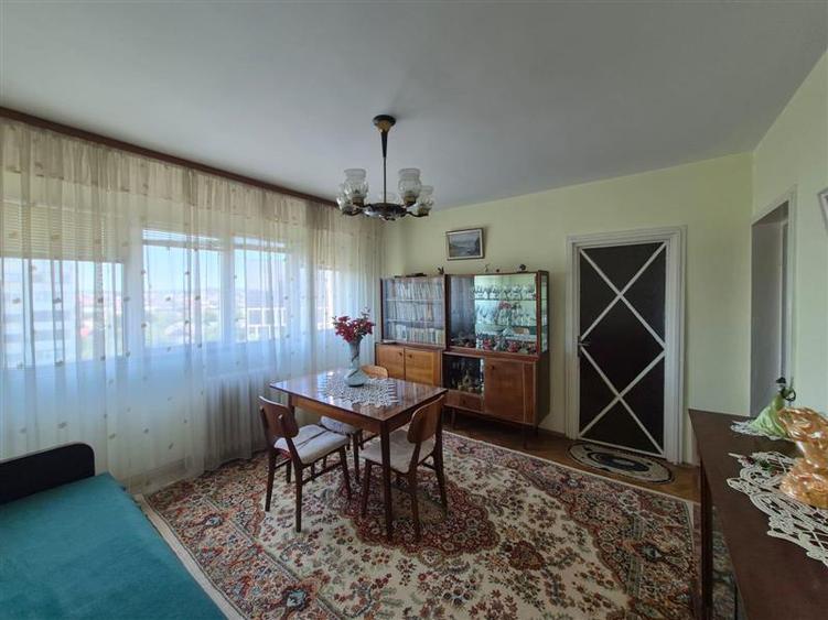 Apartament cu 3 camere semidecomandat în Podu Roș