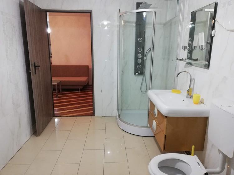 Apartament cu 8 camere decomandat, mobilat în Central