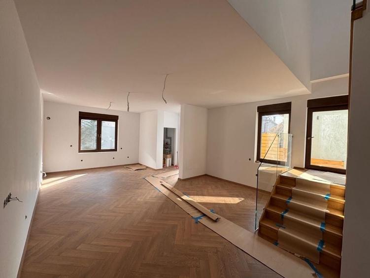 Casă cu 4 camere cu Teren 290 Mp în Gruia