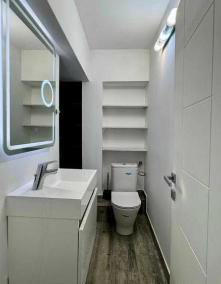 Apartament cu 3 camere semidecomandat în Obor
