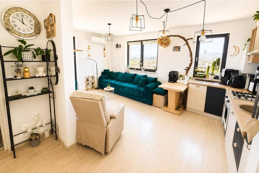 Apartament cu 3 camere decomandat, mobilat în Central