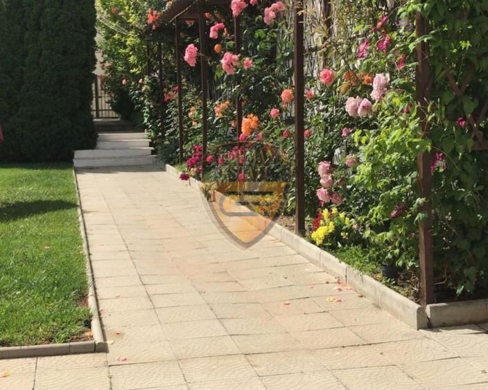 Casă individuală cu 5 camere cu Canalizare în Trocadero