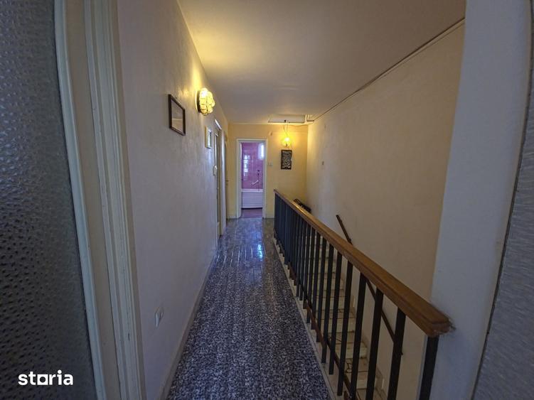 Casă cu 6 camere cu Teren 208 Mp în Universitate