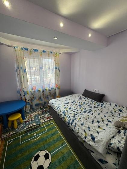 Apartament cu 3 camere semidecomandat, mobilat în Baia Sprie