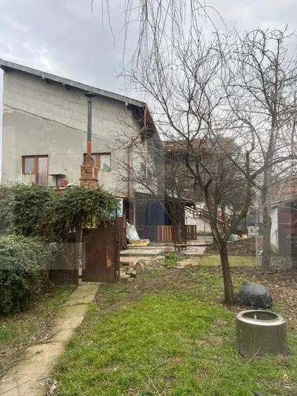 Casă cu 10 camere cu Teren 950 Mp în Fratelia