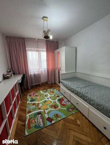 Apartament cu 3 camere decomandat în Calea București