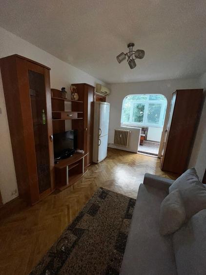 Apartament cu 3 camere semidecomandat în Alexandru cel Bun