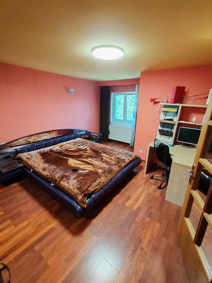 Apartament cu 3 camere decomandat în 1 Decembrie