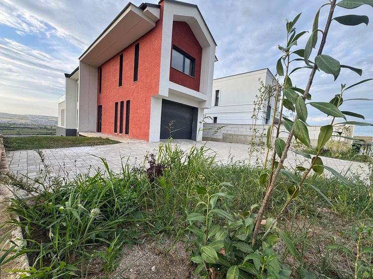 Casă cu Teren 480 Mp în Sopor