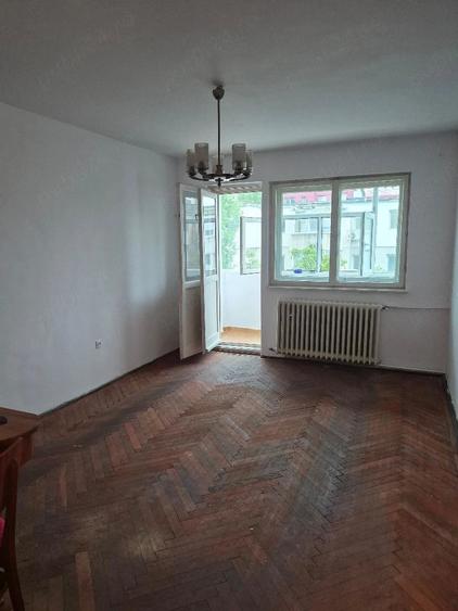 Apartament cu 3 camere semidecomandat în Nord