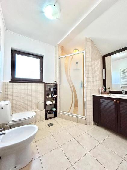 Casă cu 8 camere cu Teren 903 Mp în Odăile