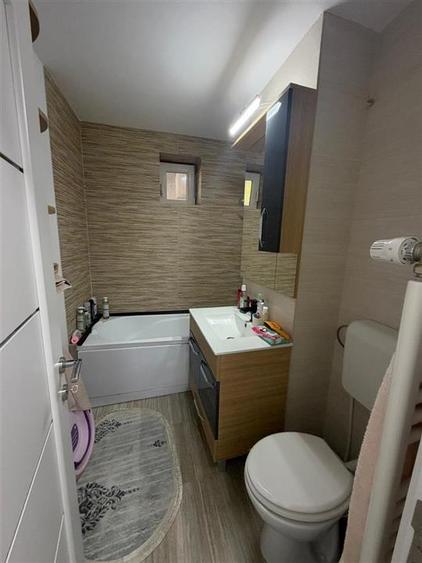 Apartament cu 3 camere decomandat în Valenta