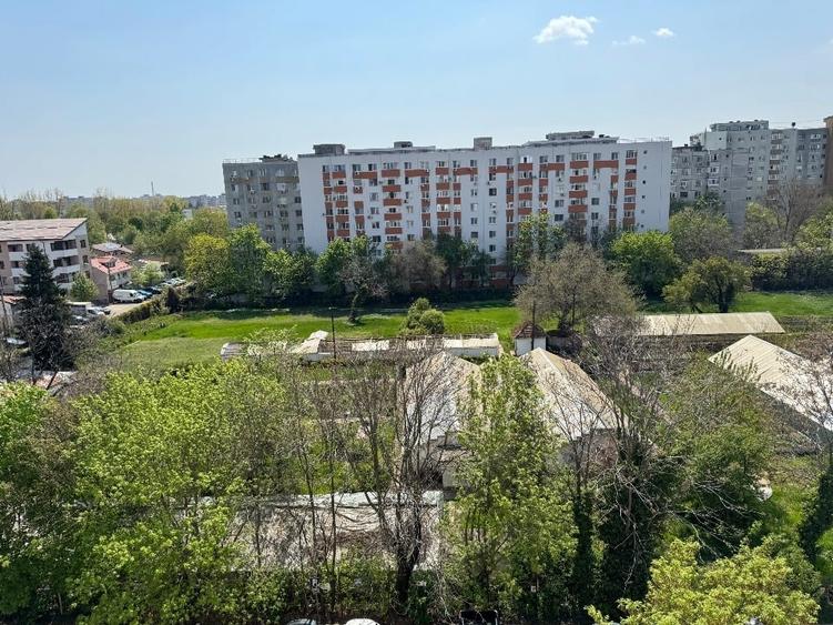 Apartament cu 3 camere decomandat în Drumul Taberei