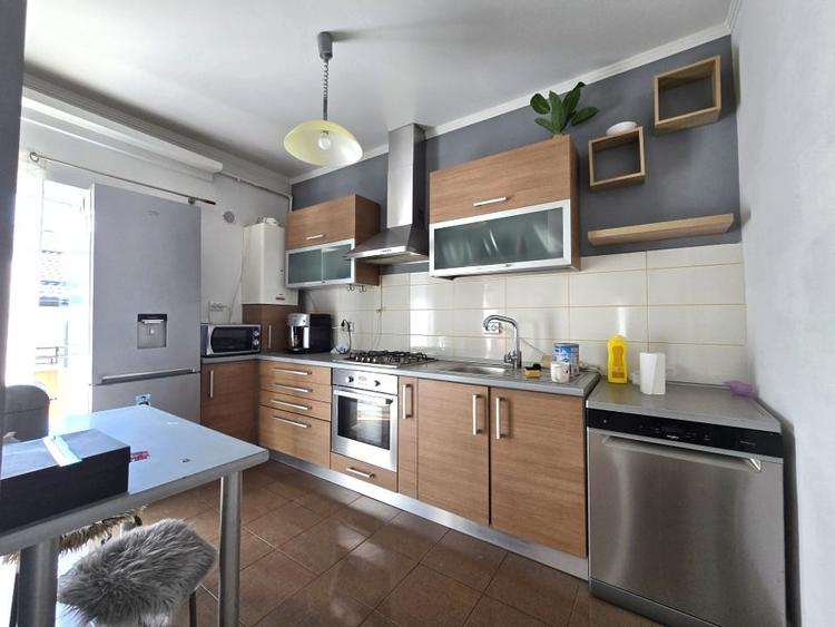 Apartament cu 4 camere semidecomandat în Florești