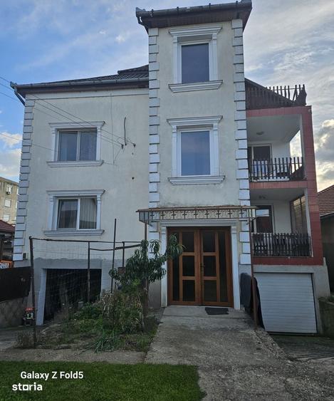 Casă cu 4 camere decomandat în Sânmartin