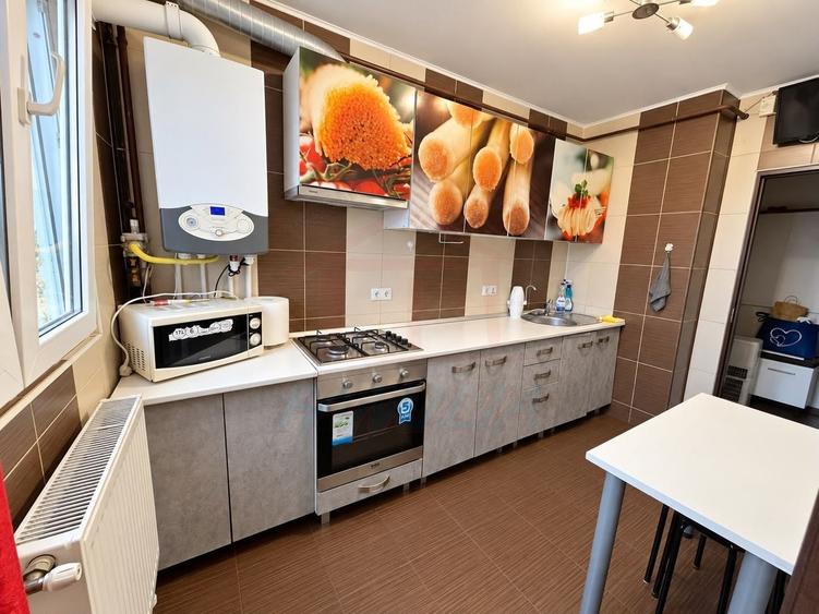 Apartament cu 3 camere decomandat, mobilat în Micro 20