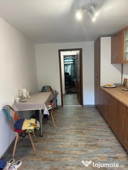 Apartament cu 5 camere semidecomandat în Vidra