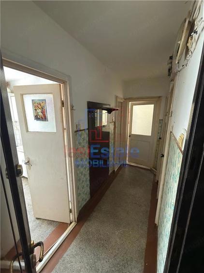 Apartament cu 2 camere semidecomandat în Filiași