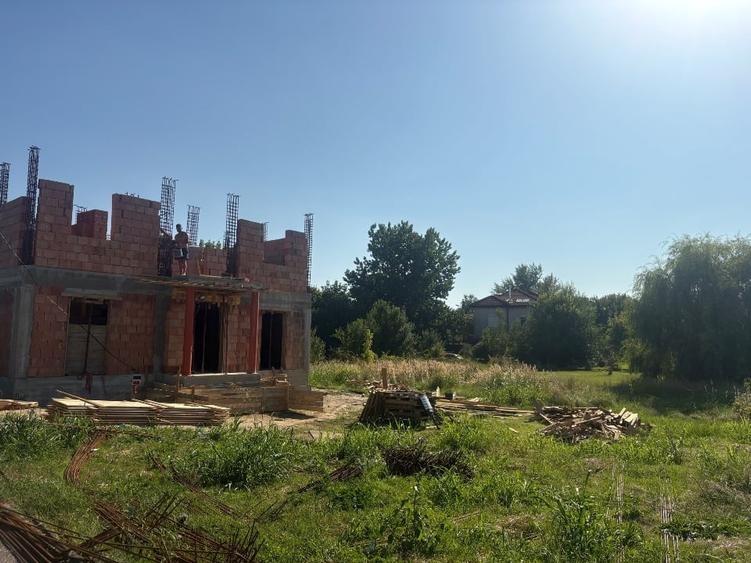 Casă individuală cu 5 camere cu Canalizare în Tei