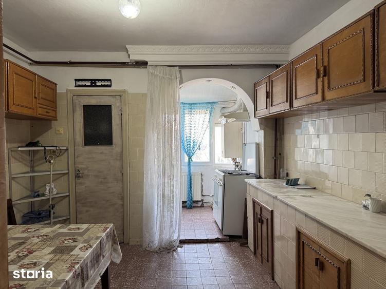Apartament cu 5 camere decomandat în Nicolae Titulescu