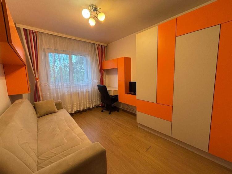 Casă cu 4 camere decomandat în Aurel Vlaicu