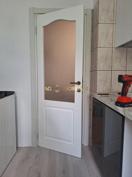 Apartament cu 3 camere semidecomandat, mobilat în Ozana