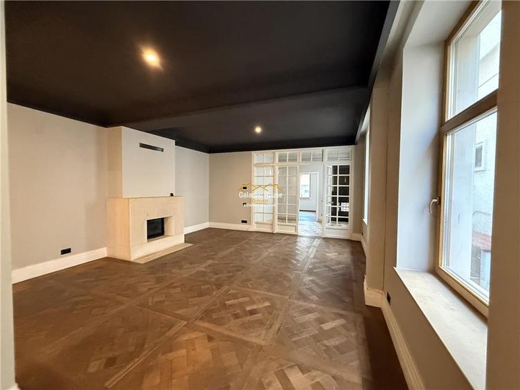 Casă cu 9 camere cu Teren 200 Mp în Central