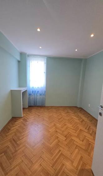 Apartament cu 3 camere semidecomandat, mobilat în Titan